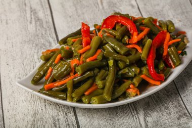 Kore havucu ve baharatlı yeşil fasulye turşusu.