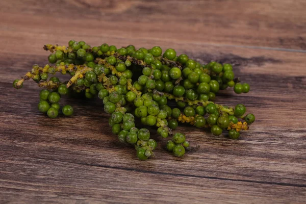 Grano Pepe Verde Fresco Crudo Fondo Legno — Foto Stock