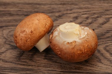 Arka planda Lezzetli Çiğ Kahverengi Şampiyonlar