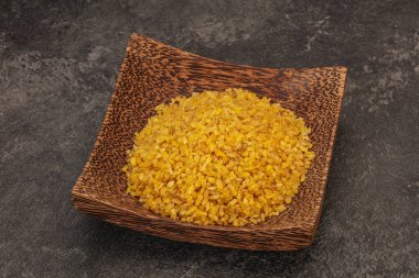 Vejetaryen mutfağı. Kasede pişirmek için kuru bulgur.