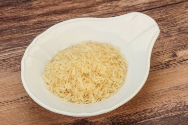 Tabakta çiğ Hint basmati pilavı