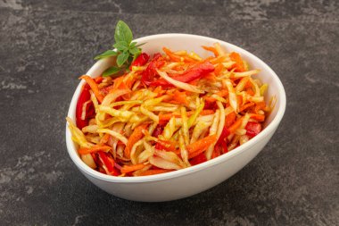 Havuç ve biberli vejetaryen lahana salatası 