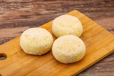 Çiğ patates ezmesi - doldurulmuş patates pirzolası - pişirmek için.