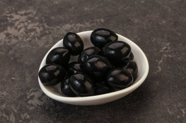 Kasede marine edilmiş siyah zeytin.