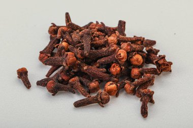 Aroma mutfağı - kasedeki kuru karanfil tohumları