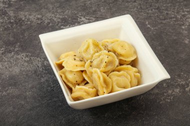 Et ve baharatlı Rus geleneksel hamur tatlısı.