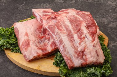 Lezzetli yemek için çiğ domuz kaburgası.