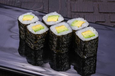 Avokado ile Japon vegan oll maki