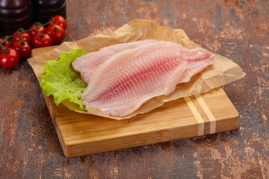 Çiğ tilapia balığı pişirmeye hazır.