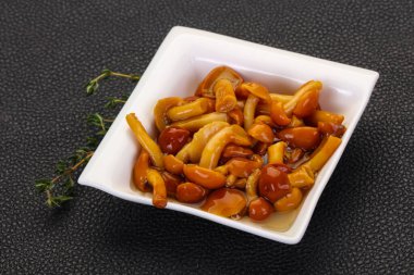 Kavanozda turşulu bal aromalı kekik var.