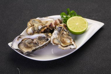 Limonlu ve maydanozlu taze istiridye.