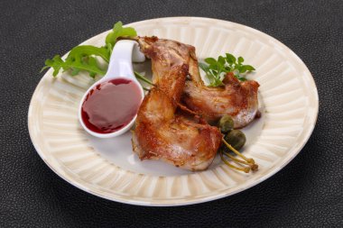 Dut soslu kızarmış tavşan bacağı.