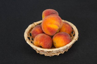 Tahta sepetteki olgun şeftali yığını