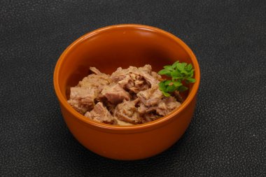 Kasede ton balığı konservesi fesleğen yaprağı var.