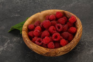 Kırmızı, olgun, yapraklı ahududu.