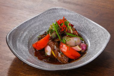 Teriyaki soslu biftek ve domates.