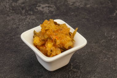 Salatalık ve hardal tohumlu sos.