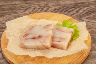 Pişirmek için çiğ balık filetosu.