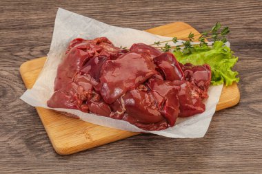 Çiğ tavuk ciğeri pişmeye hazır.