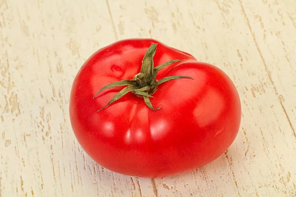 Reife Leckere Rote Große Tomate Über Dem Hintergrund — Stockfoto