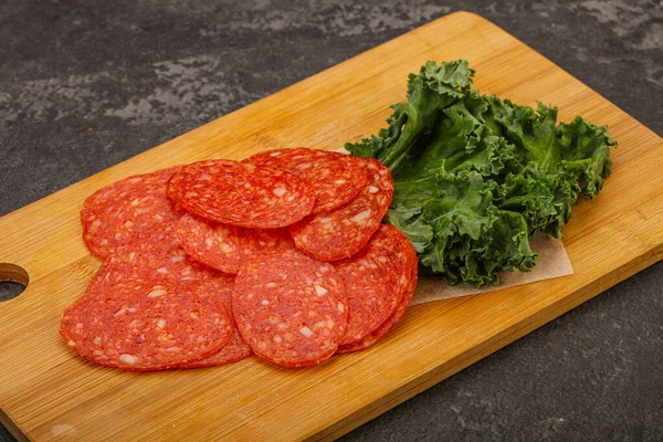 Italiensk Kryddig Pepperoni Korv Skivor Över Bord — Stockfoto