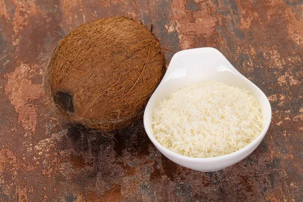 Chip Coco Desfiado Com Porca Sobre Fundo Madeira — Fotografia de Stock