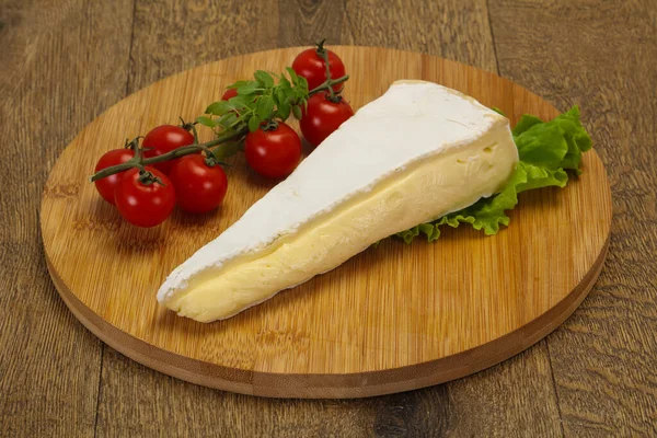 Triângulo Queijo Brie Servido Folhas Salada — Fotografia de Stock