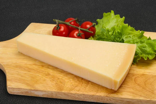 Triângulo Queijo Parmesão Tradicional Italiano Servido Salada — Fotografia de Stock