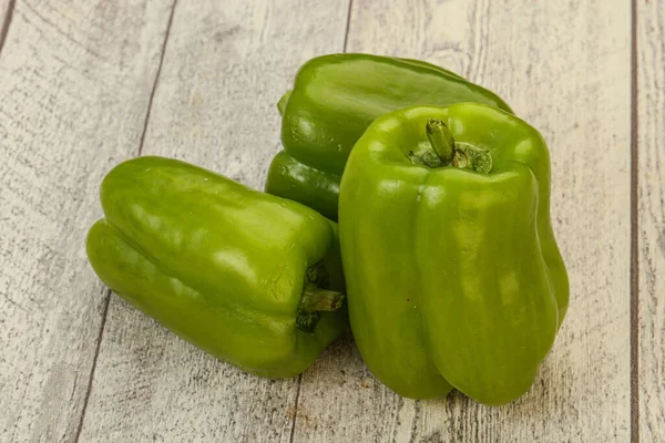 Τρεις Πράσινες Πιπεριές Ζουμερές Έτοιμες Για Μαγείρεμα — Φωτογραφία Αρχείου