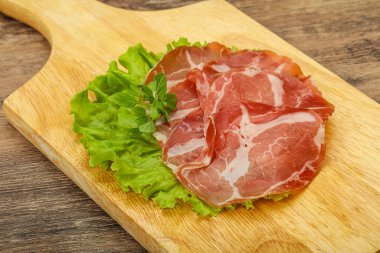 Lezzetli tütsülenmiş domuz budu.