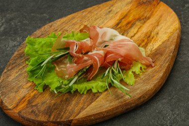 Biberiyeli dilimlenmiş domuz eti.