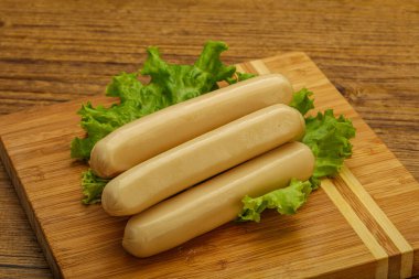 Salata yapraklı tavuk beyaz sosisi.