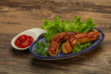 Kızarmış tavuk, beyaz sosis ve ketçap.