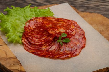 İtalyan geleneksel Chorizo domuz sosisleri fesleğen yaprağı servis ediyordu.