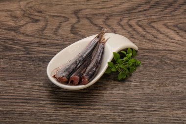 Fesleğen servis edilen kasede ançüezli balık atıştırması.