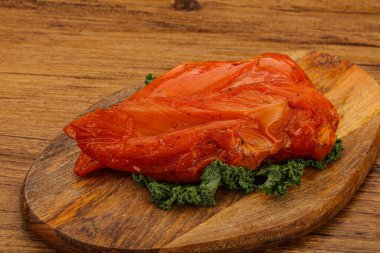 Baharatlı ve otlu füme tavuk göğsü.