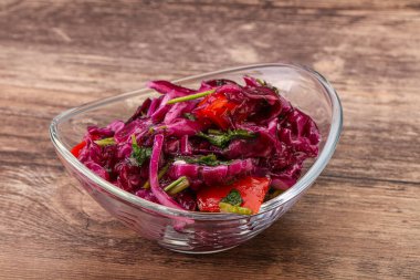 Bitki ve baharatlı kırmızı lahana turşusu