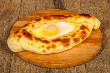 Geleneksel Gürcü Khachapuri peyniri ve sarısı