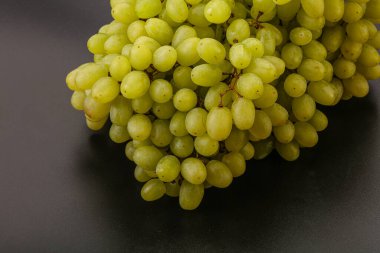 Arka planda tatlı yeşil üzüm dalı