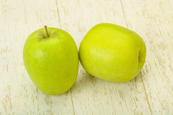 Δύο Ώριμα Πράσινα Γλυκά Νόστιμα Μήλα — Φωτογραφία Αρχείου