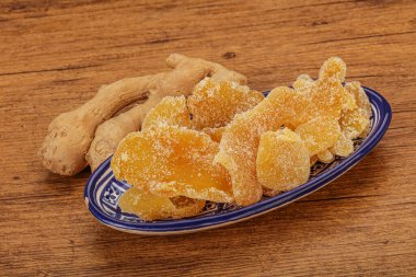 Tatlı zencefilli atıştırmalıkları kaseye koy.