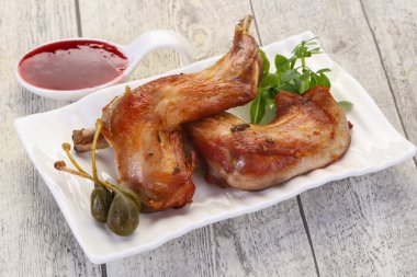 Dut soslu kızarmış tavşan bacağı.