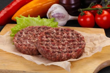 Çiğ burger pirzolası ızgara için hazır.