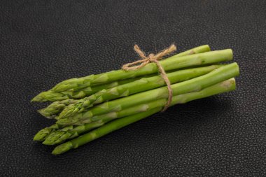 Ahşap tahtanın üzerine çiğ kuşkonmaz yığını