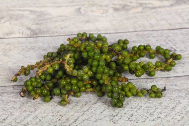 Ahşap arka planda ham taze yeşil biber Mısır