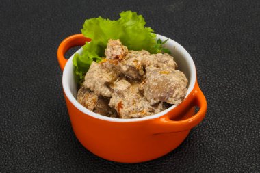 Kremalı ve kuru domatesli tavuk ciğeri kekik servis edildi.