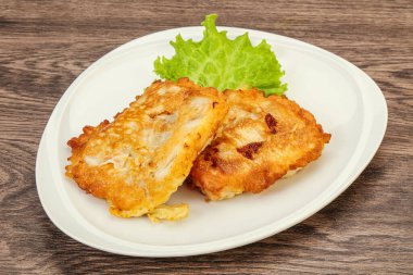 Ekmeğin içinde kızarmış morina balığı