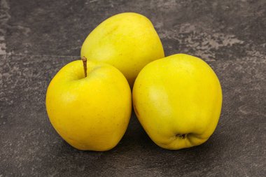 Tatlı olgun ve lezzetli Altın Elmalar