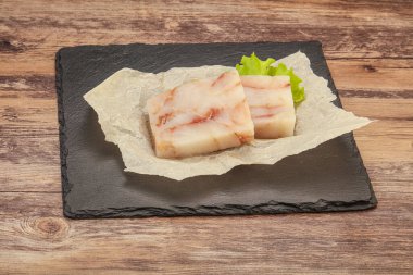 Pişirmek için çiğ balık filetosu.