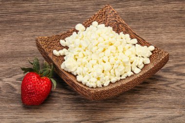 Beslenme yiyeceği - kasede tahıl süzme peynir